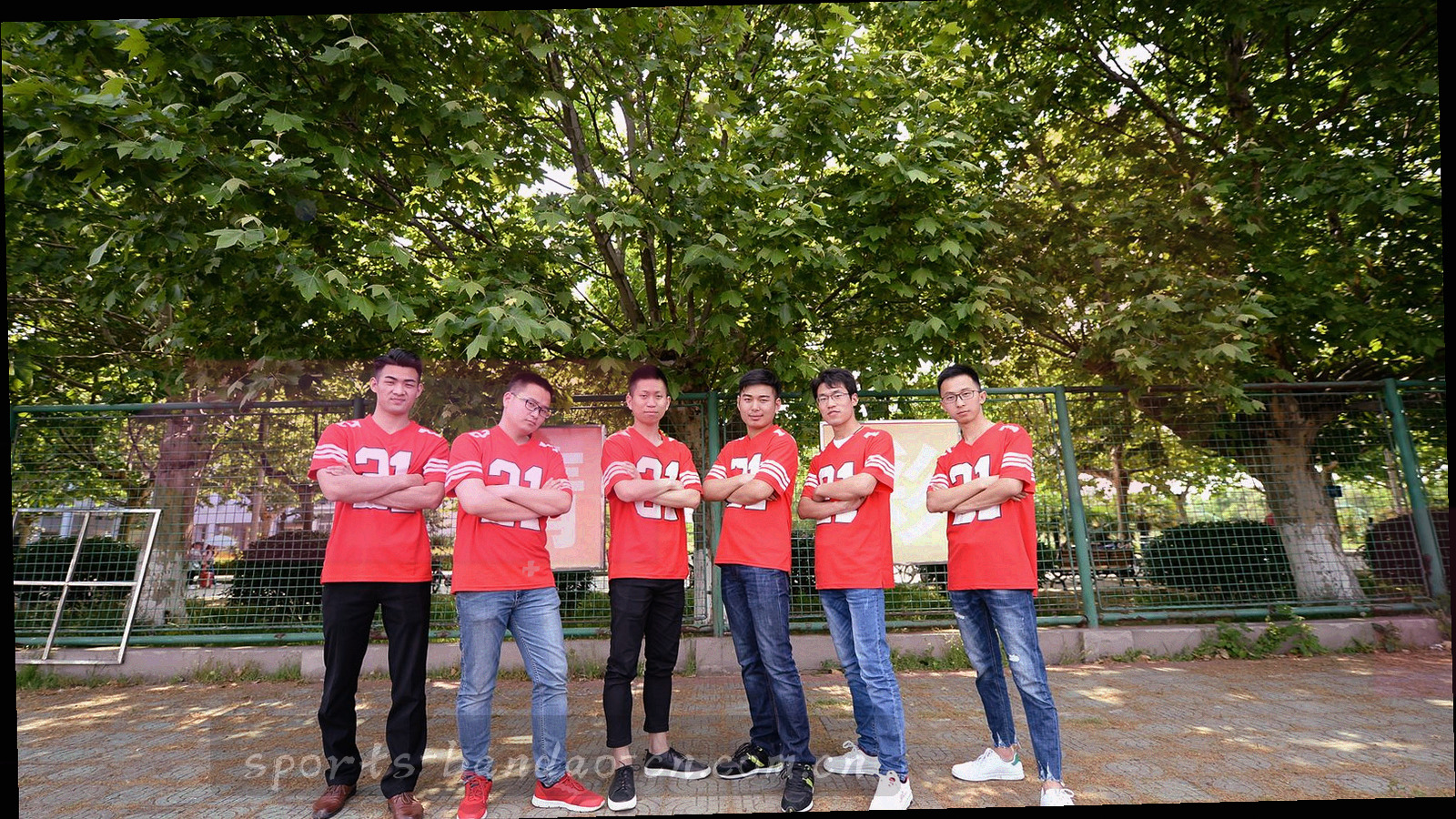 交错网格与屏蔽遮罩构成的抽象数据纹理